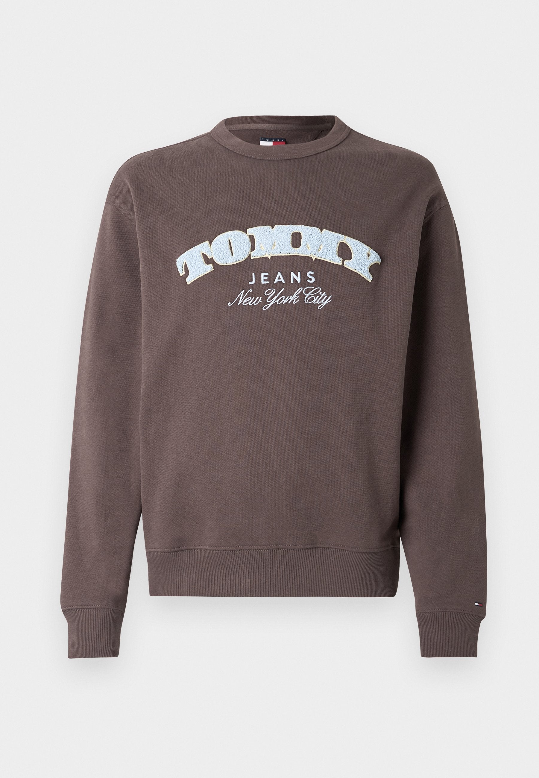 Brauner Sweatshirt aus Baumwollmischung mit einem weißen und hellblauen "TOMMY JEANS"-Logo. Ribbedenden an den Ärmeln und am Saum sowie Rundhalsausschnitt.