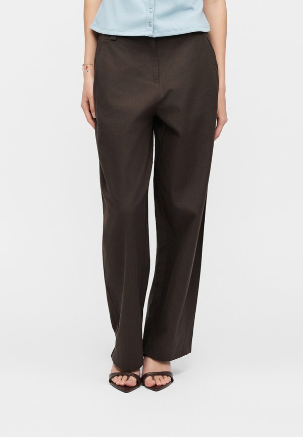 Vero Moda Petite VMSELMA BARREL PANTS - Trousers - chocolate torte