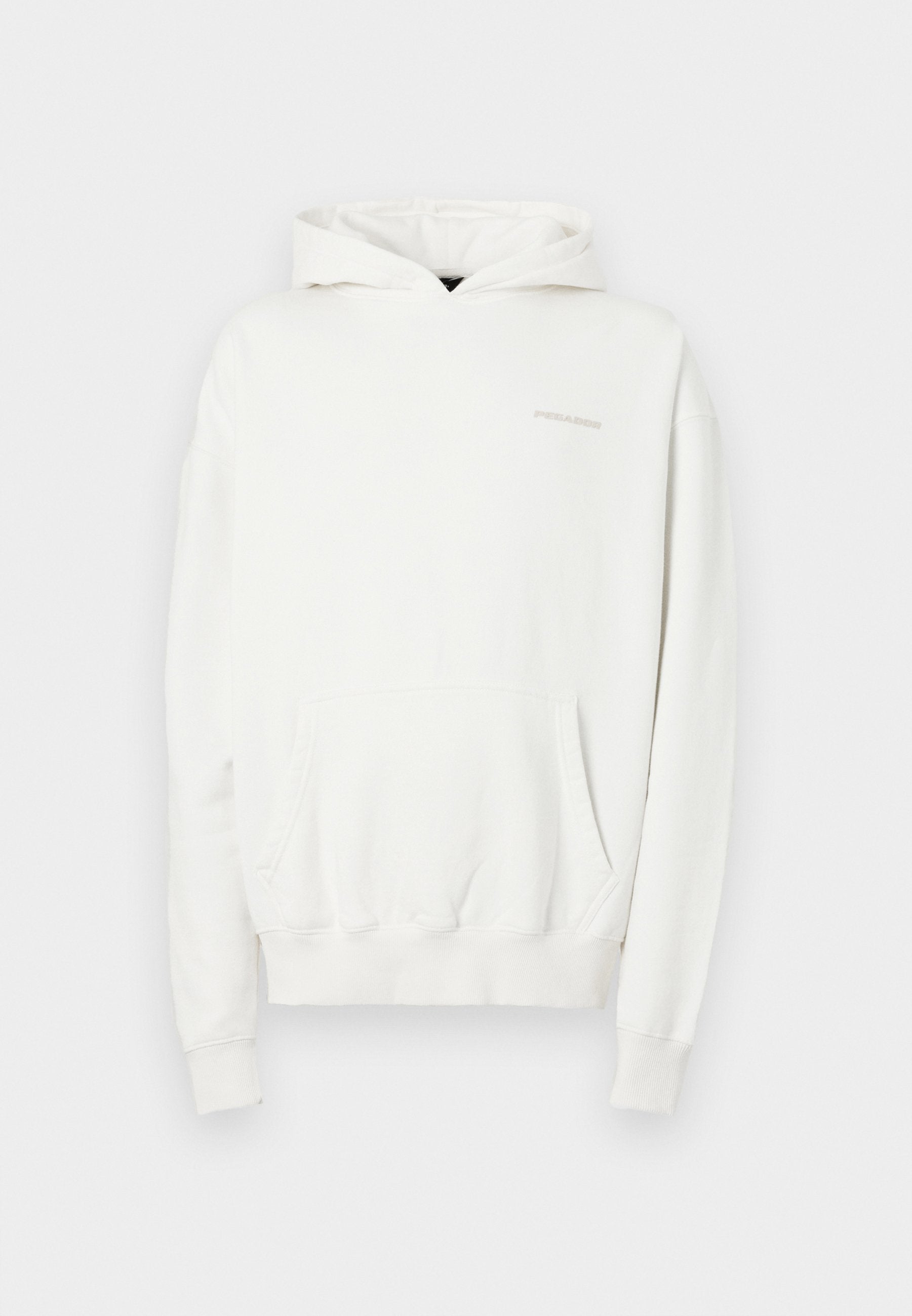 Weißer Kapuzenpullover mit einer Fronttasche, gerippten Bündchen und Saum. Das Material ist weich und strukturiert. Das Logo dezent auf der Brust platziert.