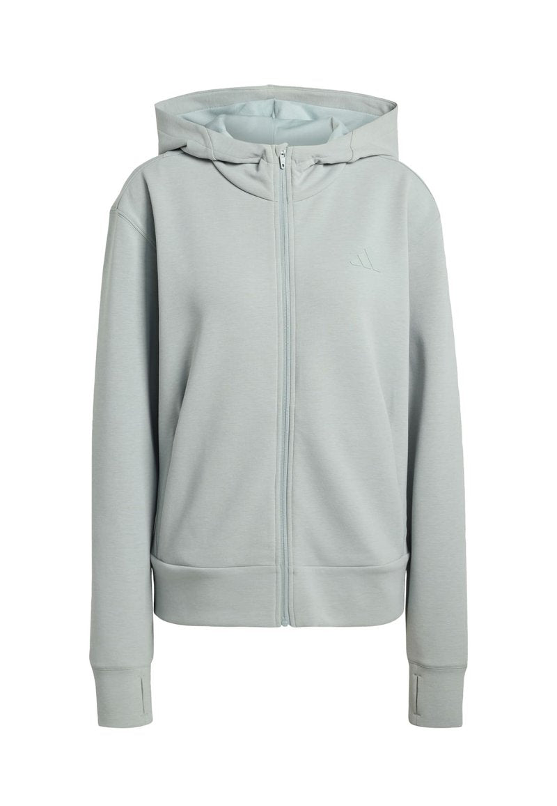 Hellgrauer Zip-Hoodie mit glatter Textur, Känguritaschen, gerippten Bündchen und einem kleinen Logo auf der linken Brustseite.