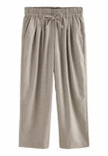 Helle graue Hose mit gefaltetem Frontteil, elastischem Bund und Kordelzug. Hergestellt aus einem weichen Stoff mit glatter Textur.
