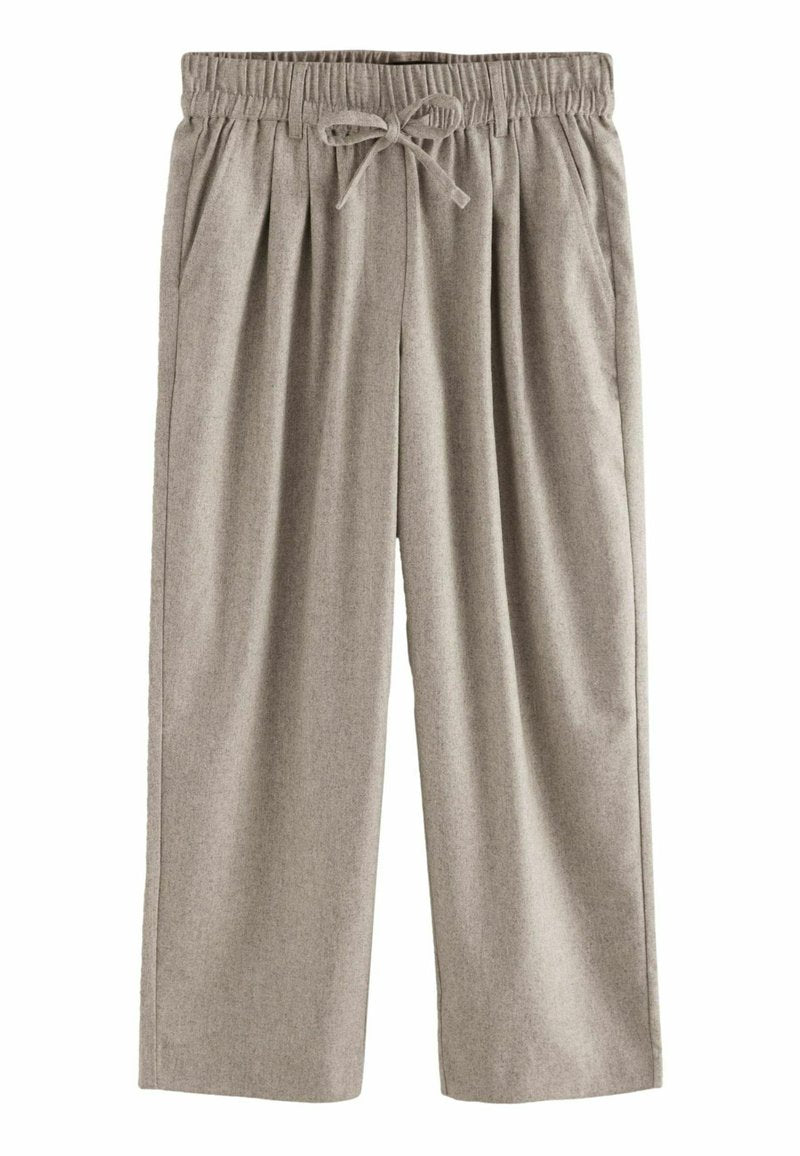 Helle graue Hose mit gefaltetem Frontteil, elastischem Bund und Kordelzug. Hergestellt aus einem weichen Stoff mit glatter Textur.