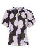 Kurzärmelige Bluse aus transparentem schwarzem Stoff mit floralem Muster in Lavendel und Pfirsich. Sie hat einen Rundhalsausschnitt und einen Knopfverschluss vorne.