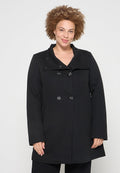 Schwarzer Woll-Peacoat mit einem doppelt knöpfbaren Design, großem Kragen, zwei Fronttaschen und dunklen Knöpfen; glatte Textur und strukturierte Silhouette.