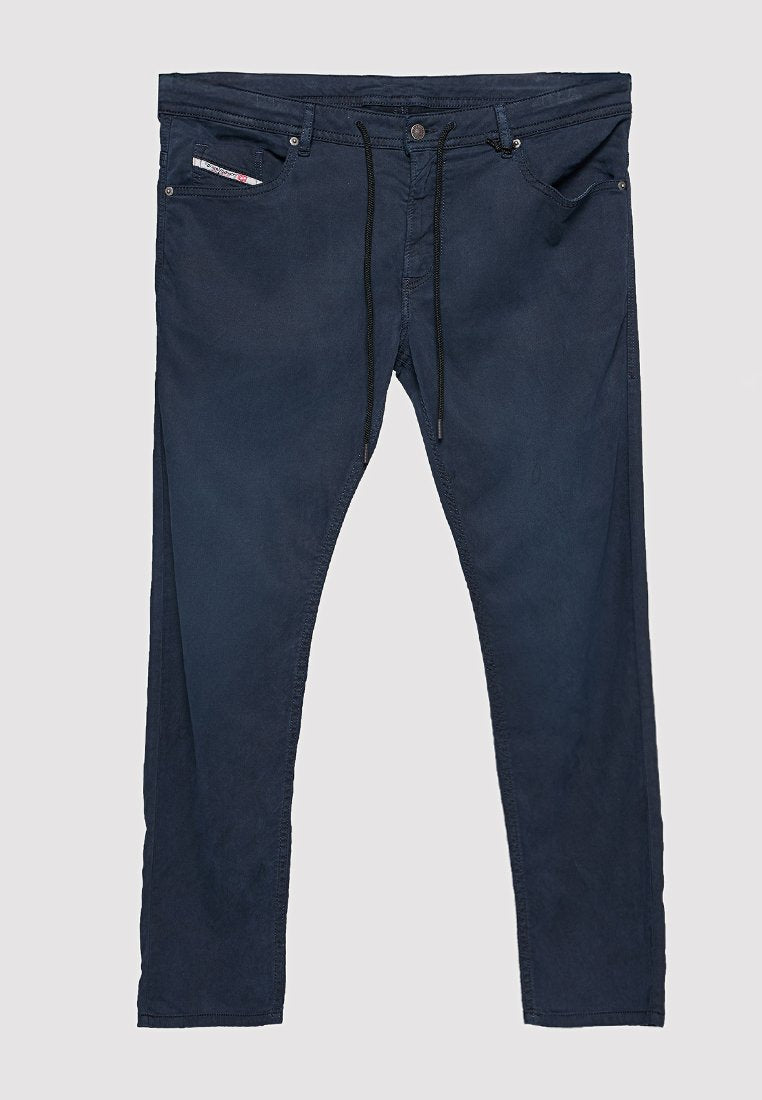 Marineblaue Freizeithose aus weichem Stoff, mit Kordelzugbund, zwei Vordertaschen und einem kleinen Etikett an der Tasche.