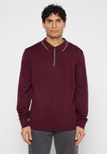 Bordeauxrotes Langarm-Poloshirt aus strukturiertem Stoff mit kontrastierendem weißen Besatz am Kragen und der Dreiknopfblende.