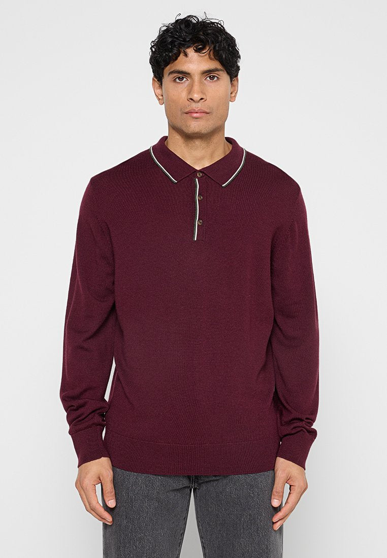 Bordeauxrotes Langarm-Poloshirt aus strukturiertem Stoff mit kontrastierendem weißen Besatz am Kragen und der Dreiknopfblende.