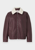 Burgunderfarbene Kunstlederjacke mit einem cremefarbenen Lammfellkragen, durchgehendem Reißverschluss und seitlichen Taschen; mit elastischem Saum und Bündchen.