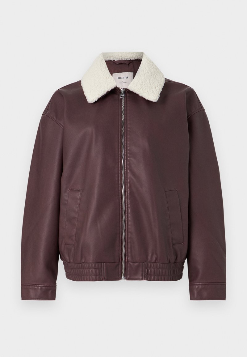 Burgunderfarbene Kunstlederjacke mit einem cremefarbenen Lammfellkragen, durchgehendem Reißverschluss und seitlichen Taschen; mit elastischem Saum und Bündchen.