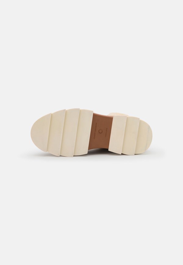 Stuart Weitzman NOHO HIKER CHILL BOOTIE