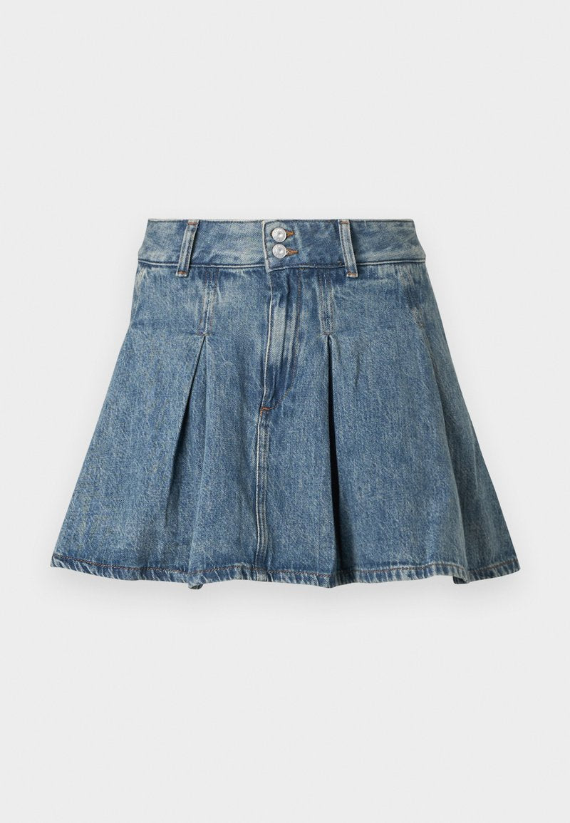 Jeansrock in Hellblau mit Falten, Zwei-Knopf-Verschluss vorne und kontrastierenden Nähten. Länge reicht oberhalb des Knies. Weiche Textur.