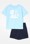 Hellblaues kurzärmeliges T-Shirt mit der Aufschrift "GO ALL!" und einer Grafik eines Fußballballs, kombiniert mit marineblauen Shorts mit elastischem Bund.