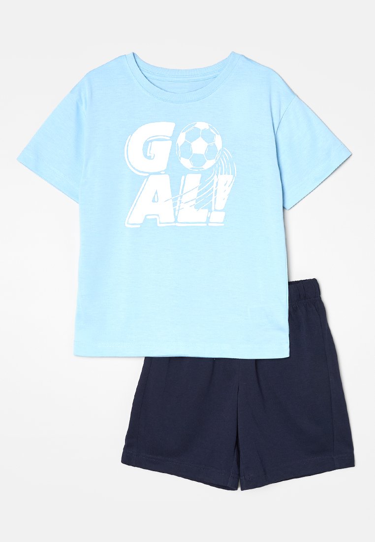 Hellblaues kurzärmeliges T-Shirt mit der Aufschrift "GO ALL!" und einer Grafik eines Fußballballs, kombiniert mit marineblauen Shorts mit elastischem Bund.