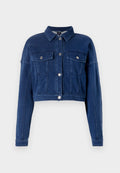 Gekürzte, dunkelblaue Jeansjacke mit Knopfverschluss an der Vorderseite, zwei Brusttaschen und klassischem Kragen. Besitzt silberne Hardware und genähte Details.