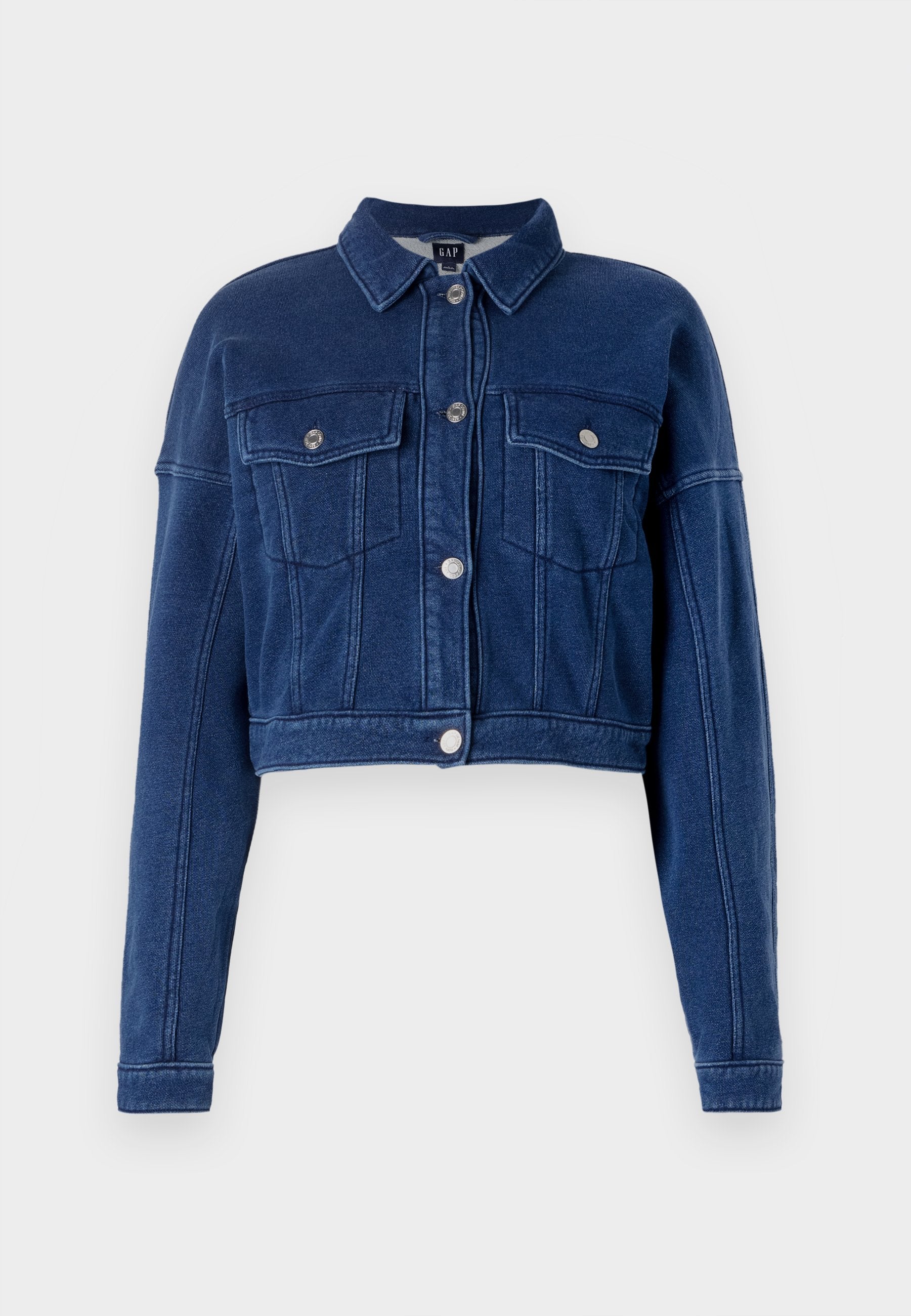 Gekürzte, dunkelblaue Jeansjacke mit Knopfverschluss an der Vorderseite, zwei Brusttaschen und klassischem Kragen. Besitzt silberne Hardware und genähte Details.
