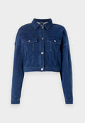 Gekürzte, dunkelblaue Jeansjacke mit Knopfverschluss an der Vorderseite, zwei Brusttaschen und klassischem Kragen. Besitzt silberne Hardware und genähte Details.