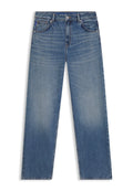 Hellblaue Denim-Jeans mit geradem Schnitt, fünf Taschen und dezentem Used-Look. Sie verfügen über einen Standardbund und kontrastierende Nähte.