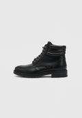 Schwarze Leder-Stiefeletten mit runder Spitze, Schnürdesign, lockerem Schaft und strukturierter Sohle. Mit silberner Hardware und Nahtdetails.