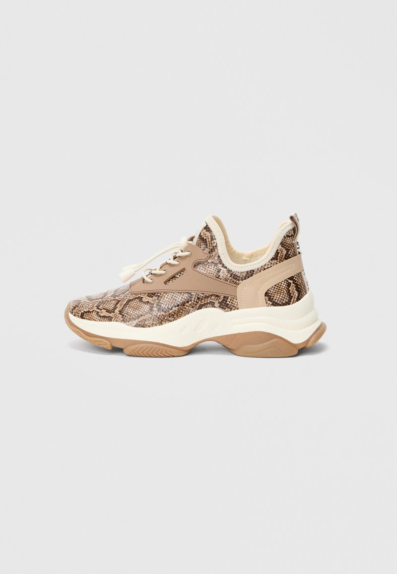 Sneaker mit einem Obermaterial im Python-Muster in Hellbraun und Beige, mit neutralen Schnürsenkeln, einem gepolsterten Kragen und einer weißen Zwischensohle mit Gummiaußensohle.