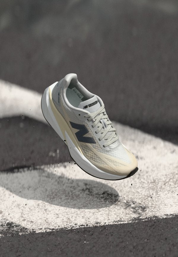 New Balance FUELCELL REBEL V5 - Road running shoes - linen
