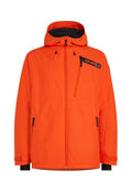 Orange farbige wasserdichte Jacke mit Kapuze, ausgestattet mit Reißverschlusstaschen, elastischen Bündchen und einem schwarzen Markenlogo. Glatte Textur und modernes Design.