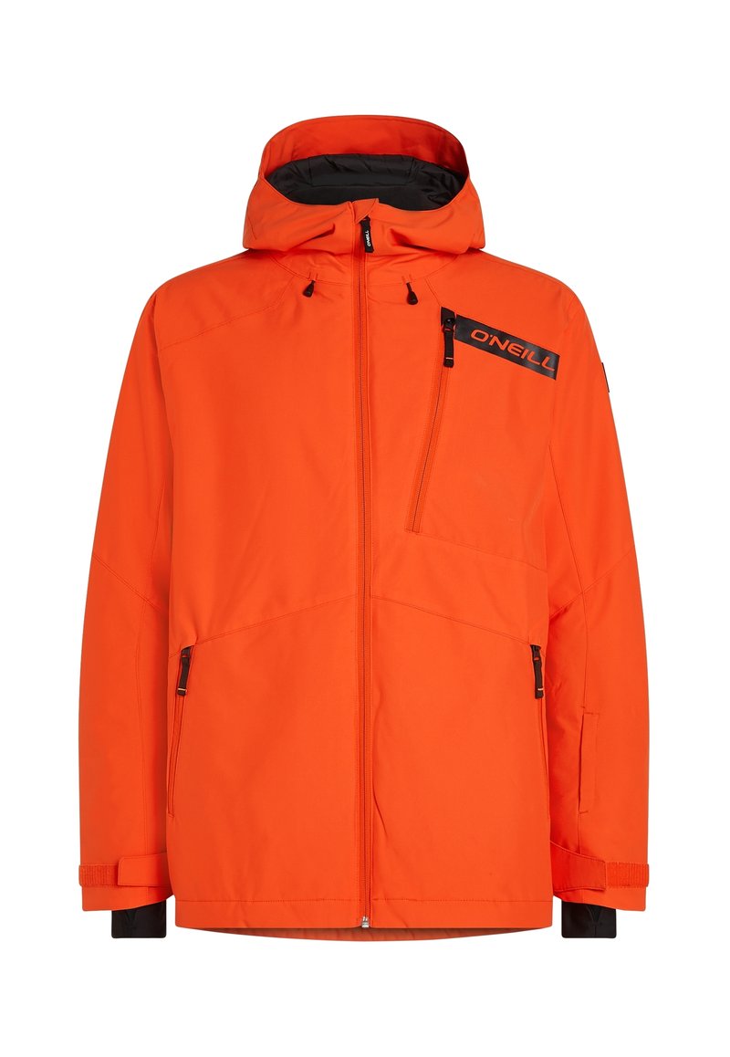 Orange farbige wasserdichte Jacke mit Kapuze, ausgestattet mit Reißverschlusstaschen, elastischen Bündchen und einem schwarzen Markenlogo. Glatte Textur und modernes Design.