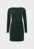 Langärmliges, dunkelgrünes Kleid mit quadratischem Ausschnitt, gerafften seitlichen Details, körperbetonter Form und weichem, dehnbarem Stoff.