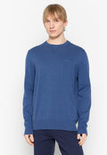Blauer, langärmliger Strickpullover mit rundem Halsausschnitt, gerippten Bündchen und Saum. Verfügt über dezente Logodetails auf der Vorderseite.