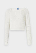 Weißer, kurzer, gestrickter Pullover mit einem strukturierten Muster, das in der Mitte ein Schmetterlingsdesign zeigt, sowie gerippten Bündchen an den Ärmeln.