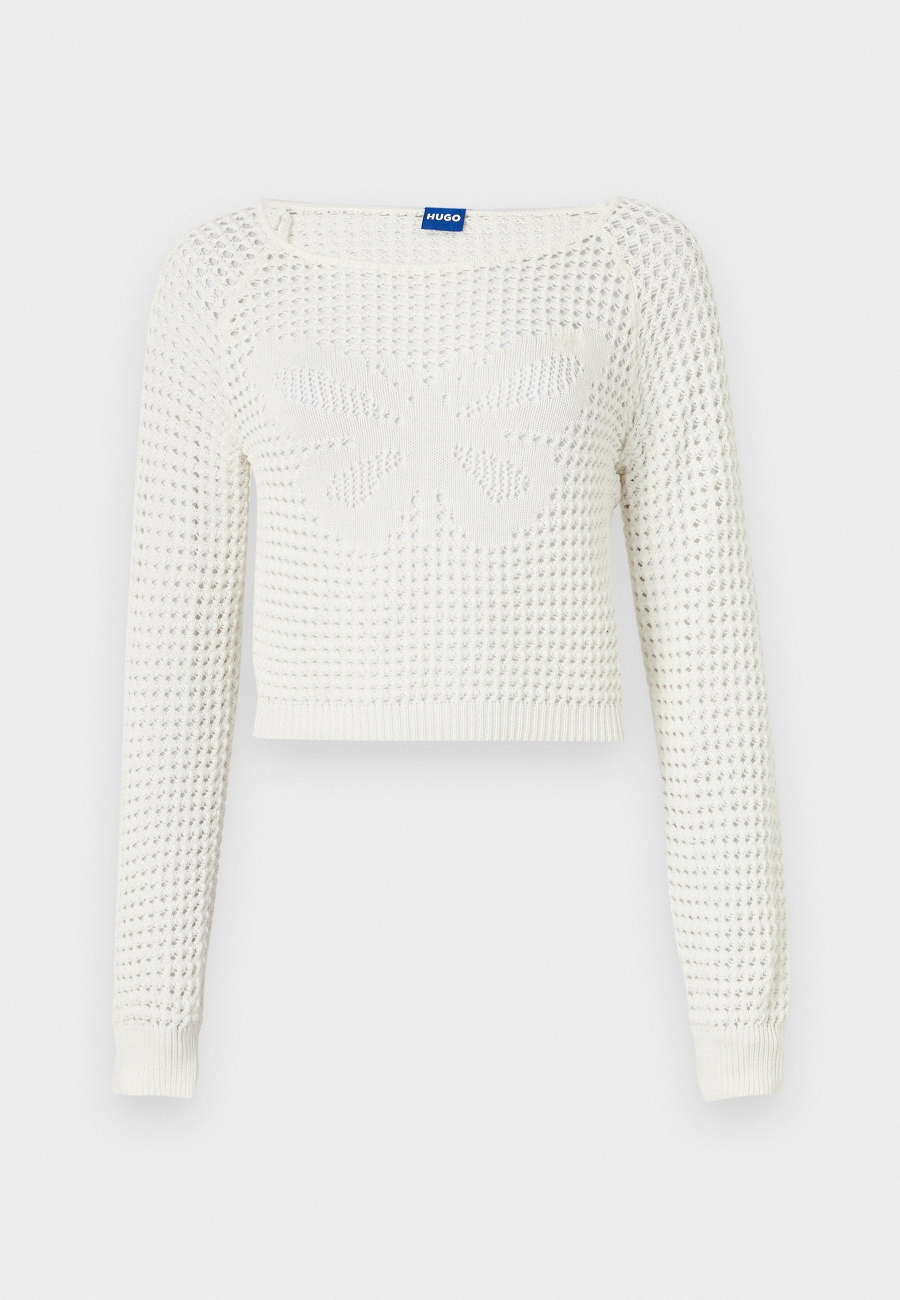 Weißer, kurzer, gestrickter Pullover mit einem strukturierten Muster, das in der Mitte ein Schmetterlingsdesign zeigt, sowie gerippten Bündchen an den Ärmeln.