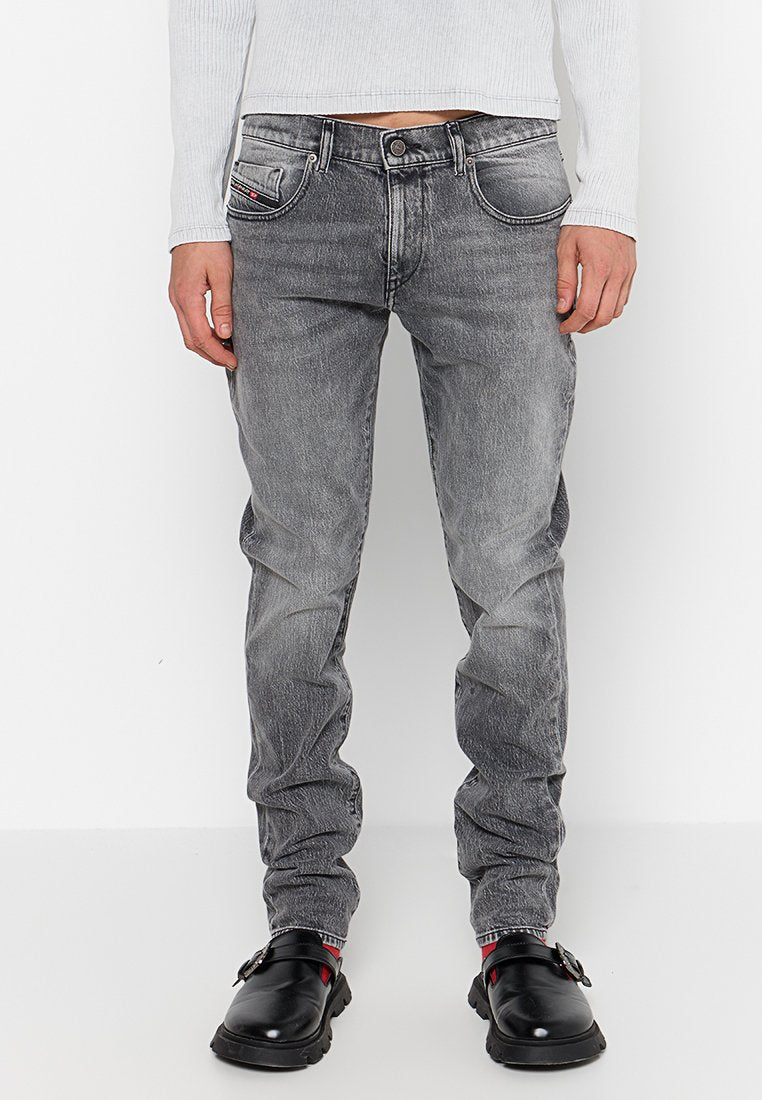 Ausgebleichte graue Jeans mit geradem Bein, ausgestattet mit fünf Taschen, Stickdetails und einem Markenlogo auf der Gesäßtasche.