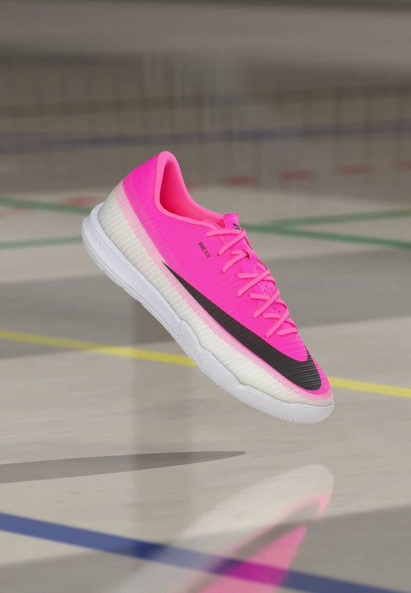 Nike Performance VAPOR 17 ACADEMY IC UNISEX - Indoor football boots - white/black/hyper pink