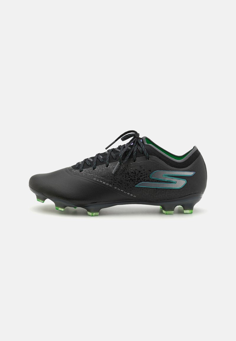 Schwarze Fußballschuhe mit strukturiertem Synthetik-Obermaterial, grünen Akzenten und sechs Stollen für Traktion. Verfügt über ein Schnürdesign und minimalistisches Branding.