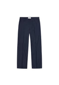 Marineblaue, maßgeschneiderte Hose mit feinem Kariermuster, geradem Beinverlauf, Vorderfalten und Seitentaschen. Verfügt über einen klassischen Knopfverschluss.
