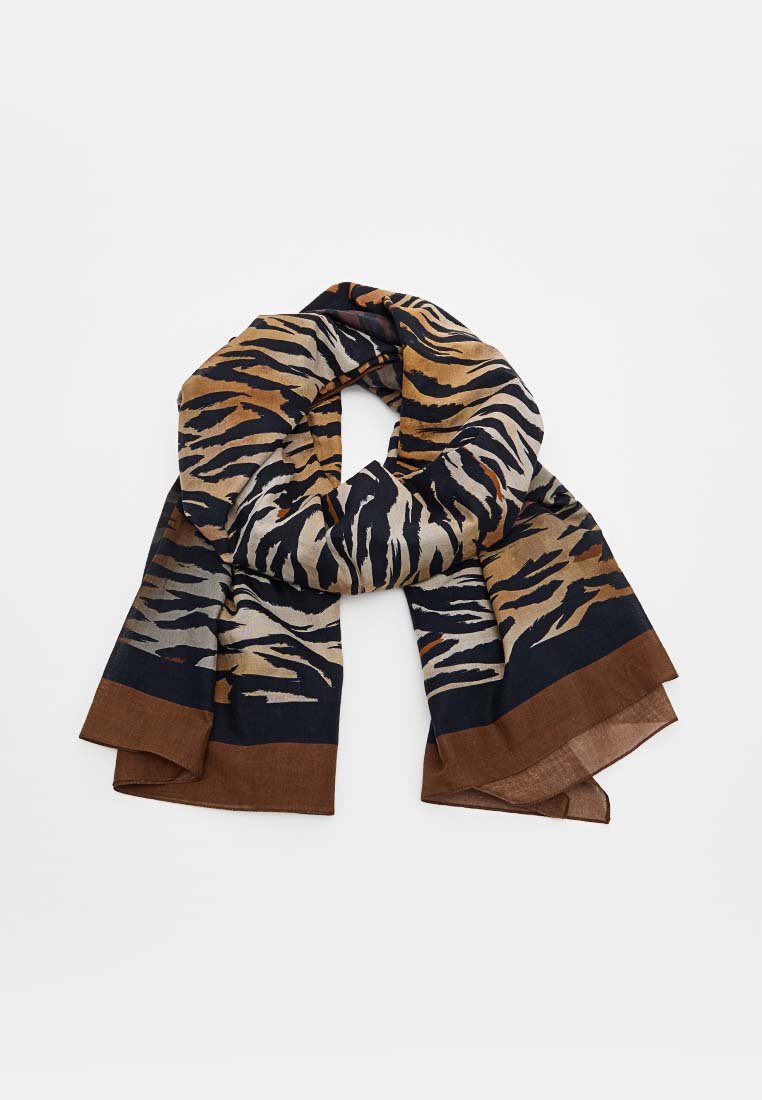 Tigerprint-Schal mit braunen und schwarzen Farbblöcken, flach ausgebreitet mit einem Ende, das über das andere gelegt ist, auf weißem Hintergrund.
