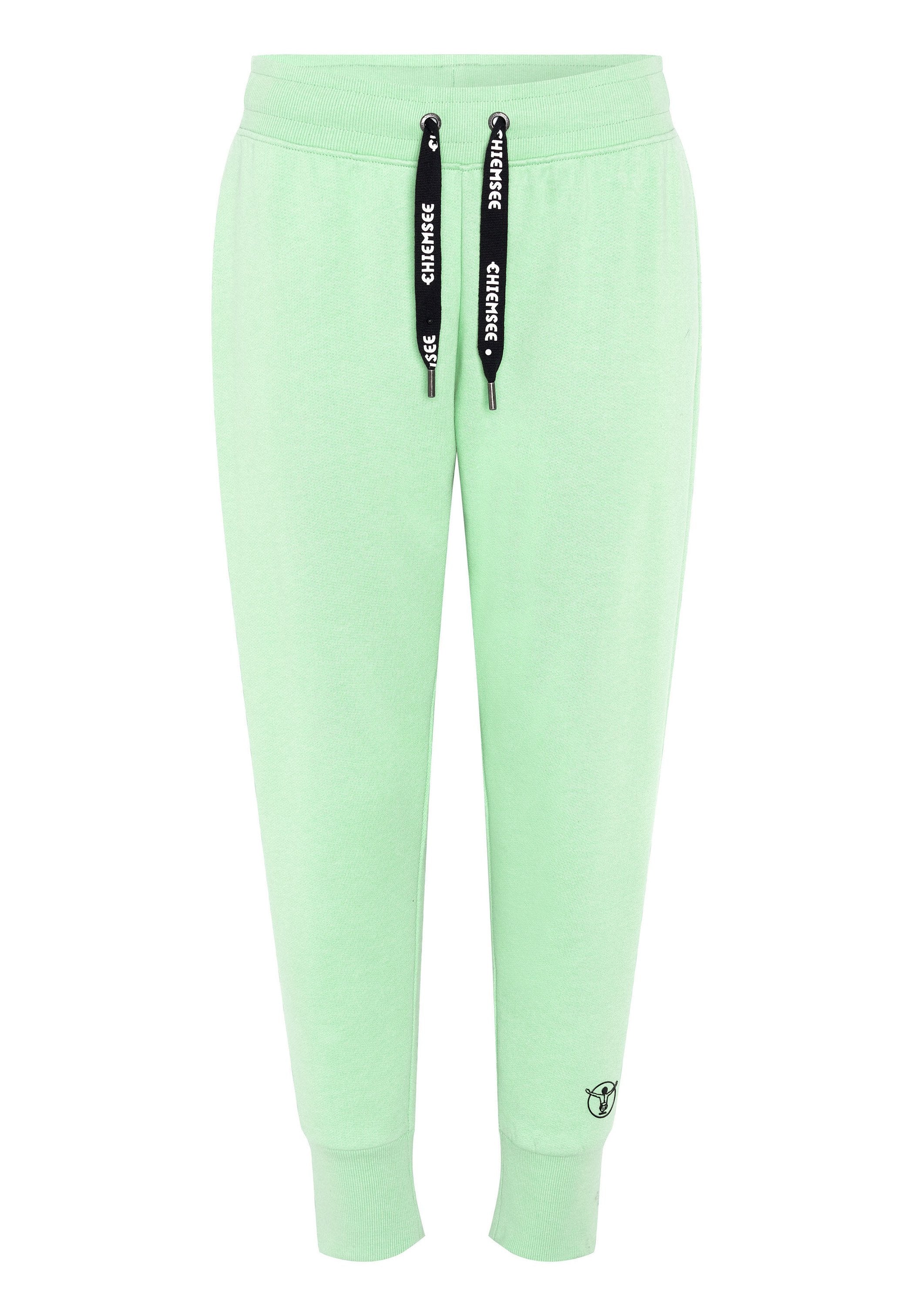 Hellgrüne Sweatpants mit einem elastischen Taillenbund, schwarzen Kordeln, gerippten Bündchen und einem kleinen Logo am Saum. Sanfte Textur.