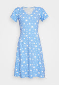 Helles blaues Kleid aus weichem Stoff, mit kurzen Ärmeln und V-Ausschnitt. Mit kleinen weißen Blumenmustern durchgehend dekoriert.