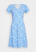 Helles blaues Kleid aus weichem Stoff, mit kurzen Ärmeln und V-Ausschnitt. Mit kleinen weißen Blumenmustern durchgehend dekoriert.