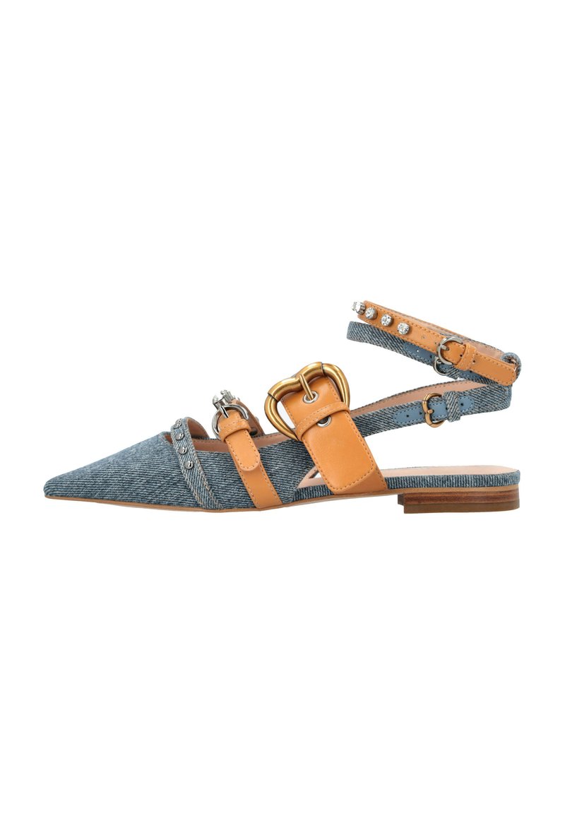 Denim-Spitzen-Flat-Sandale mit braunen Leder-Schnallenriemen, silbernen Nieten und einem niedrigen Holzabsatz.