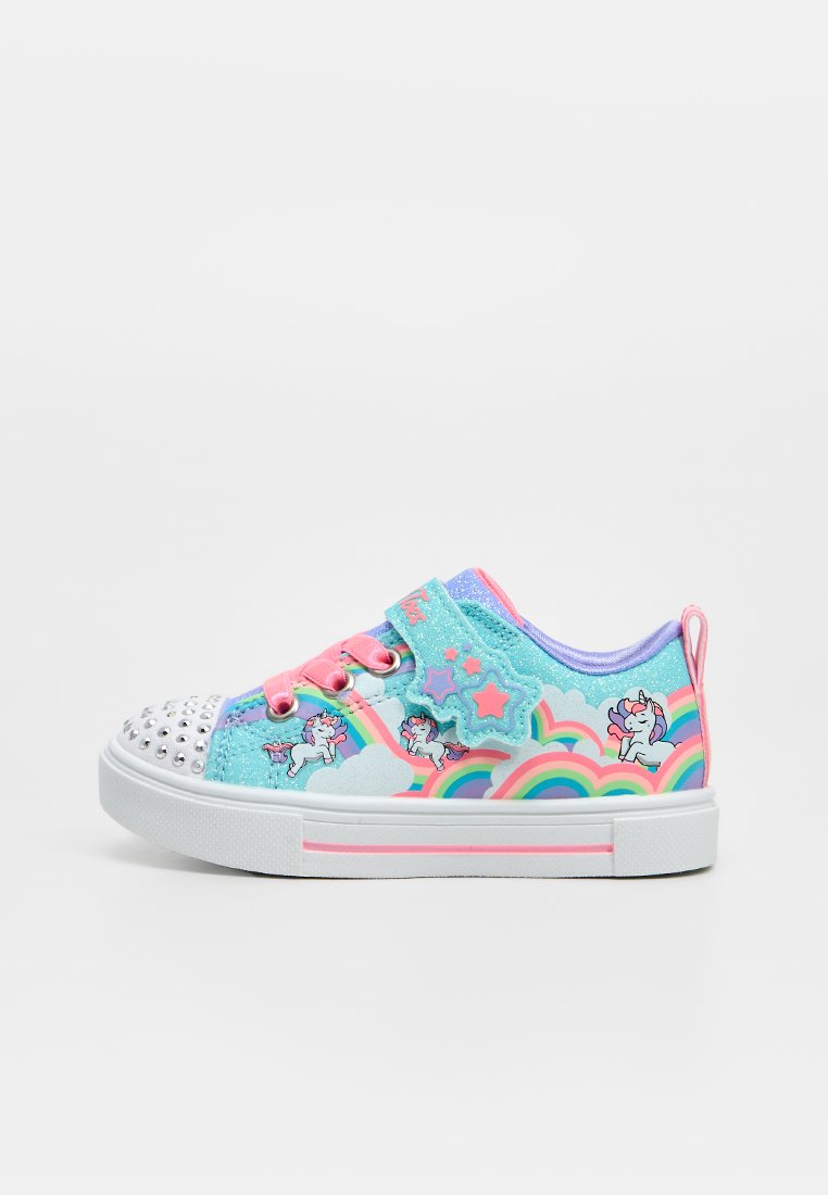 Türkisfarbener Kindersneaker mit pinken Schnürsenkeln, Einhorn- und Regenbogenmotiv, sternförmigem Klettverschluss und silberner mit Nieten besetzter Spitze.