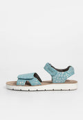 Türkisfarbene Sandalen mit Blumenmuster, verstellbaren Klettverschlüssen und einer weißen Sohle. Strukturierte Fußbett für zusätzlichen Komfort.