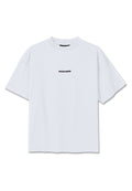 Weißes T-Shirt mit kurzem Arm und Rundhalsausschnitt, mit "PEGADOR" in kleinen schwarzen Buchstaben mittig auf der Brust bedruckt.