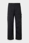 Schwarze Cargo-Hosen mit geradem Bein, mehreren Seitentaschen und einem Knopfverschluss. Hergestellt aus strapazierfähigem, leichtem Stoff.