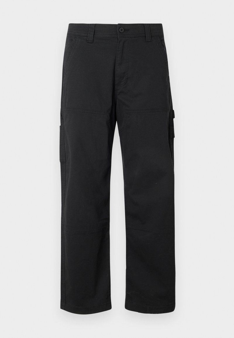 Schwarze Cargo-Hosen mit geradem Bein, mehreren Seitentaschen und einem Knopfverschluss. Hergestellt aus strapazierfähigem, leichtem Stoff.