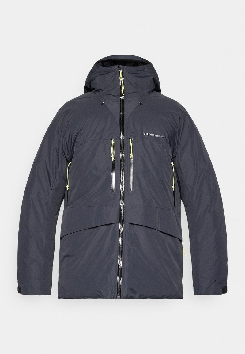 Männer isolierte Jacke in Dunkelgrau mit Kapuze, doppelten Reißverschlusstaschen und kontrastierenden gelben Akzenten an Reißverschlüssen und Kordeln.