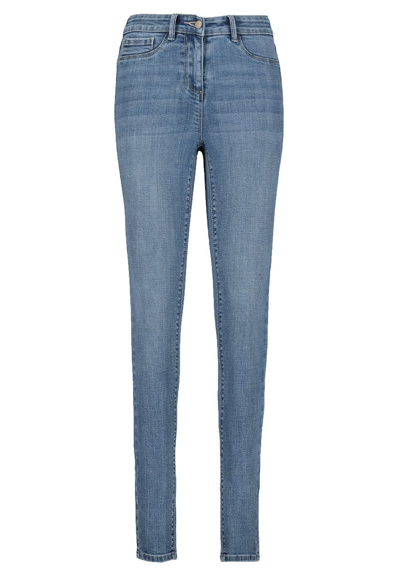 Schlanke Jeans aus hellblauem Denim, mit einem klassischen Fünf-Taschen-Design, Knopfverschluss und dezenten Stickdetails entlang der Beine.