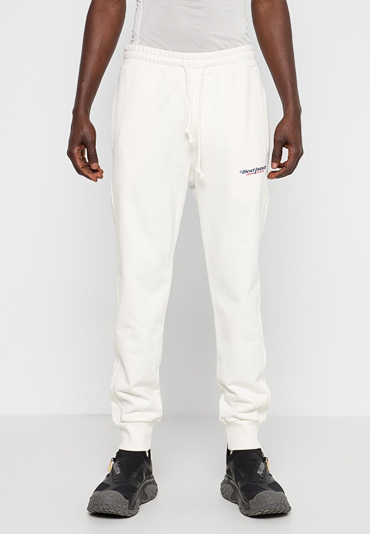 Weiße Jogginghosen aus weichem Stoff, mit elastischem Bund und Bündchen an den Knöcheln. Enthält ein kleines rotes und blaues Markendetail.
