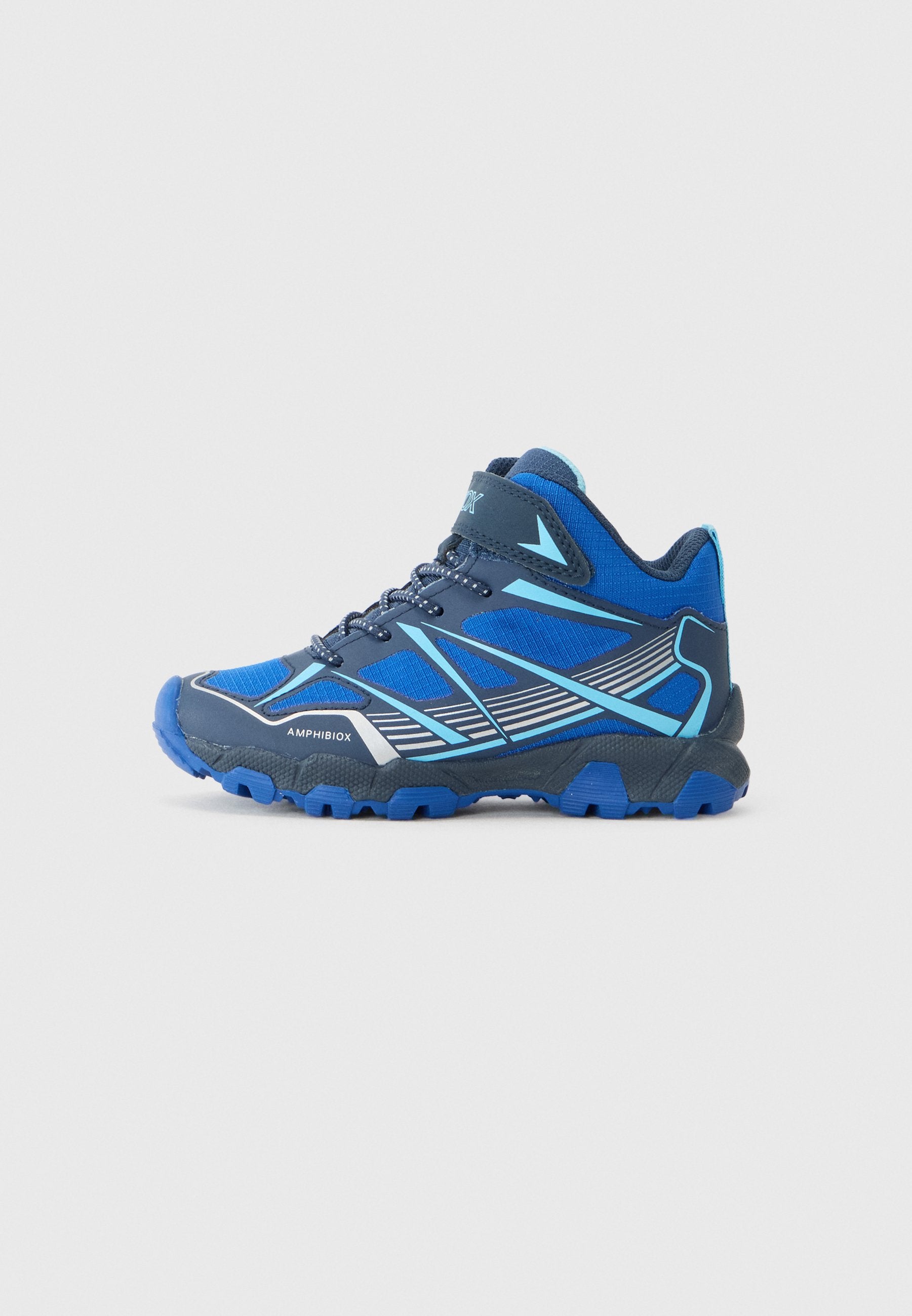 Blaue Wanderschuhe zeichnen sich durch ein strukturiertes Design, ein synthetisches Obermaterial, eine Gummisohle, einen verstellbaren Riemen und kontrastierende hellblaue Akzente aus.
