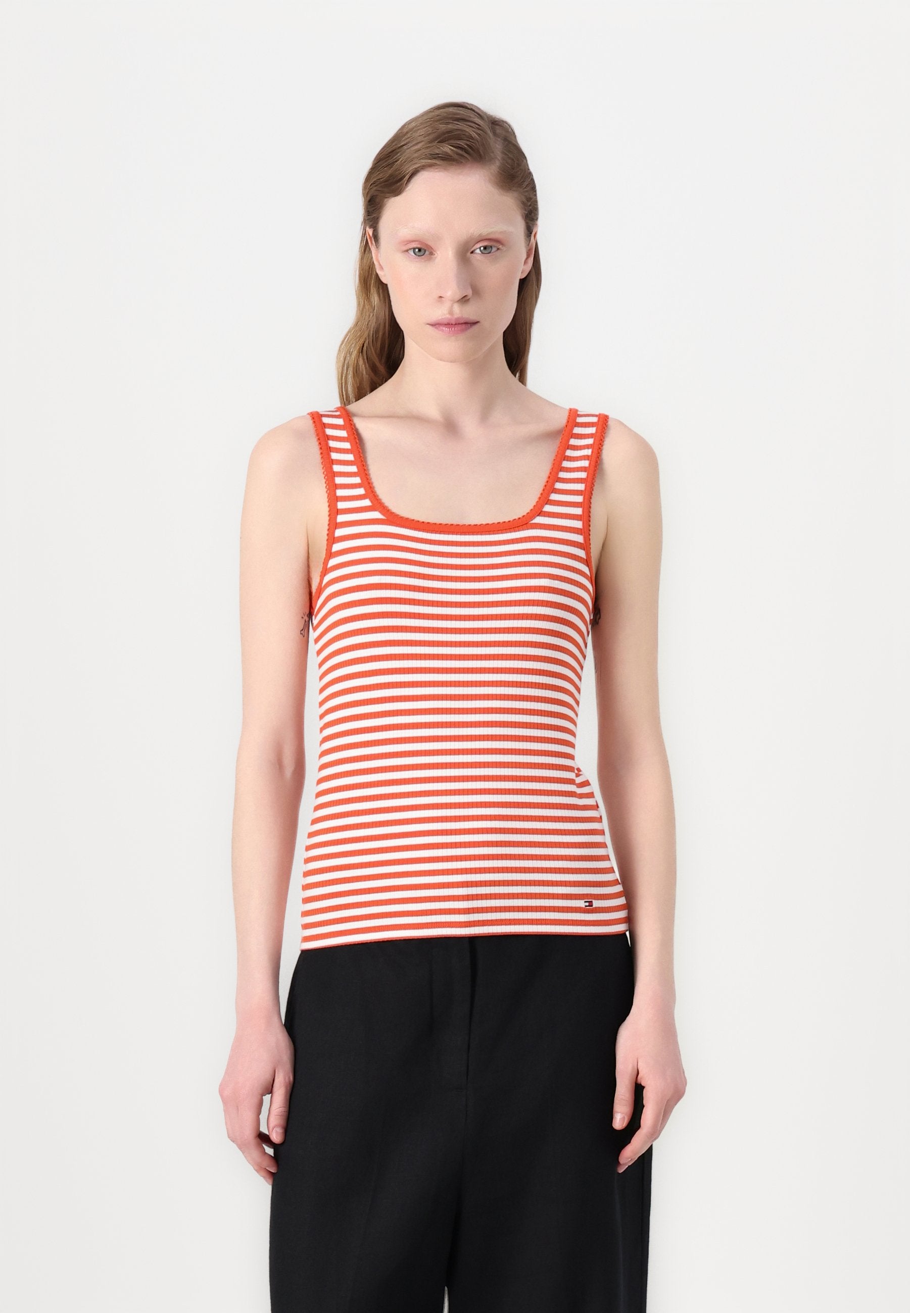 SLIM SQUARE TANK Media 3