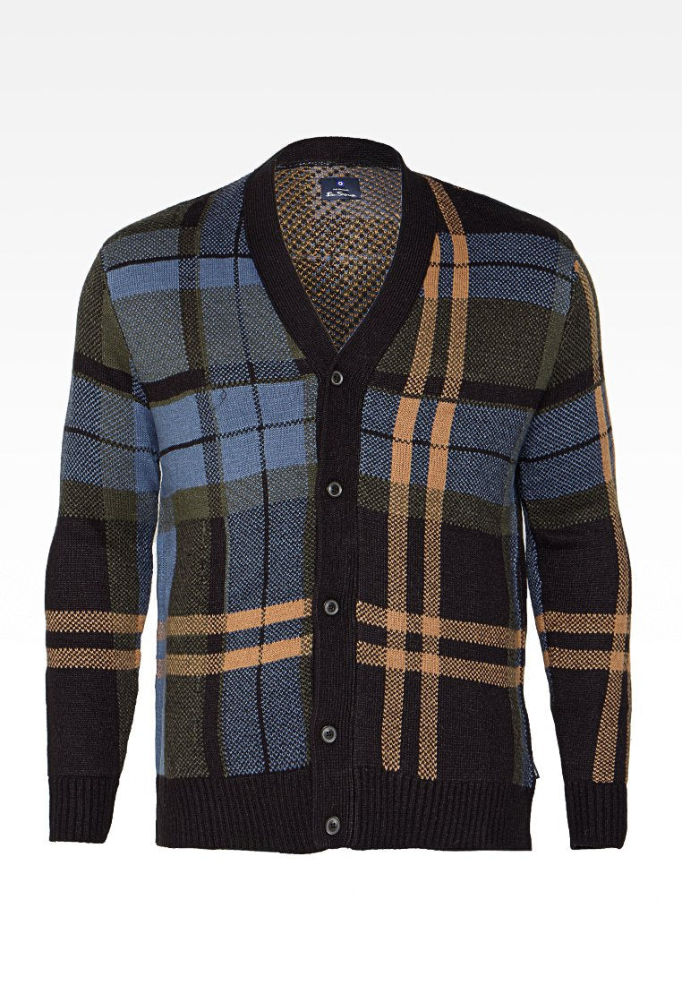 Strickjacke in dunklem Marineblau mit kariertem Muster in bunten Farben, das Blau-, Grün- und Orangetöne umfasst. Knopfverschluss vorne und gerippte Bündchen.